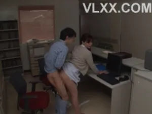 Cô gái trẻ JVID sử dụng dụng cụ đo để đo vòng một và lấy máy rung ra để thủ dâm!